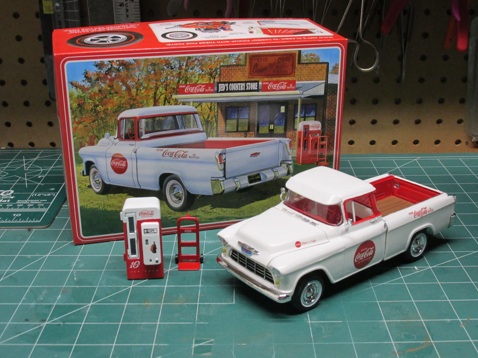 AMT 1955 Chevy Cameo Pickup (Coca-Cola) 1:25 Scale Model Kit - Image 5