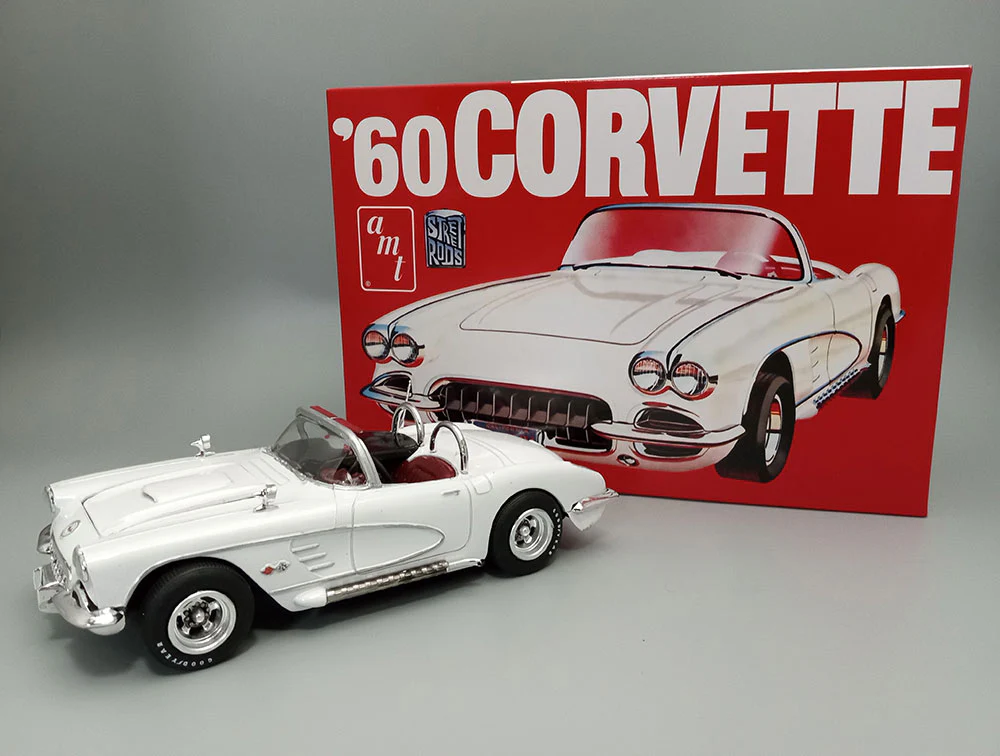 AMT 1960 Chevrolet Corvette 1:25 Scale Model Kit - Image 4