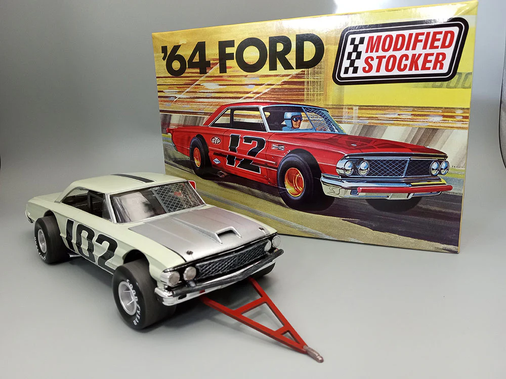 AMT 1964 Ford Galaxie Modified Stocker 1:25 Scale Model Kit - Image 5
