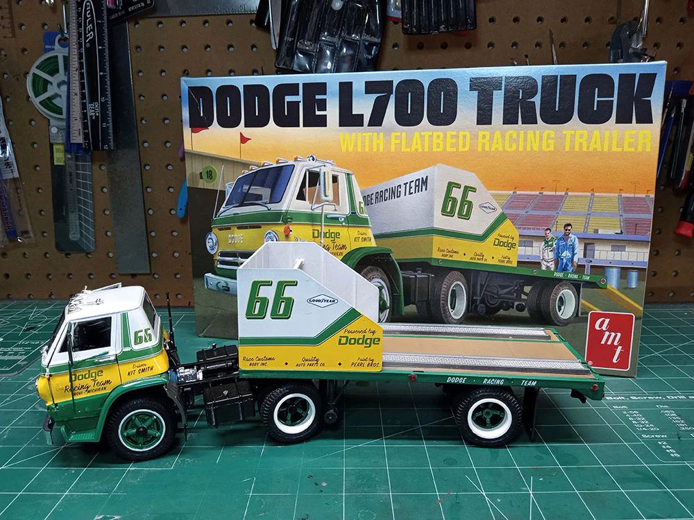 AMT 1966 Dodge L700 Truck w/Flatbed Racing Trailer 1:25 Scale Model Kit - Image 2