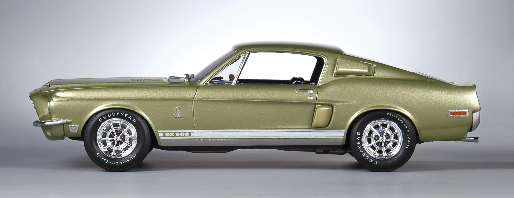 AMT 1968 Shelby GT 500 1:25 Scale Model Kit - Image 12
