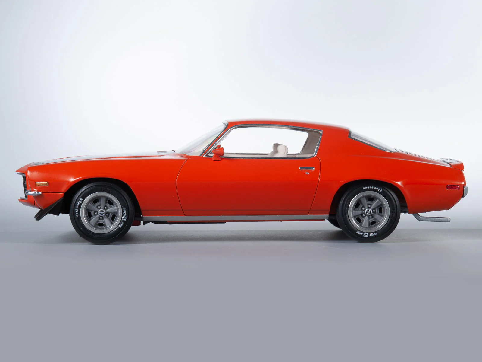 AMT 1970 1/2 Chevy Camaro Z-28 1:25 Scale Model Kit - Image 3