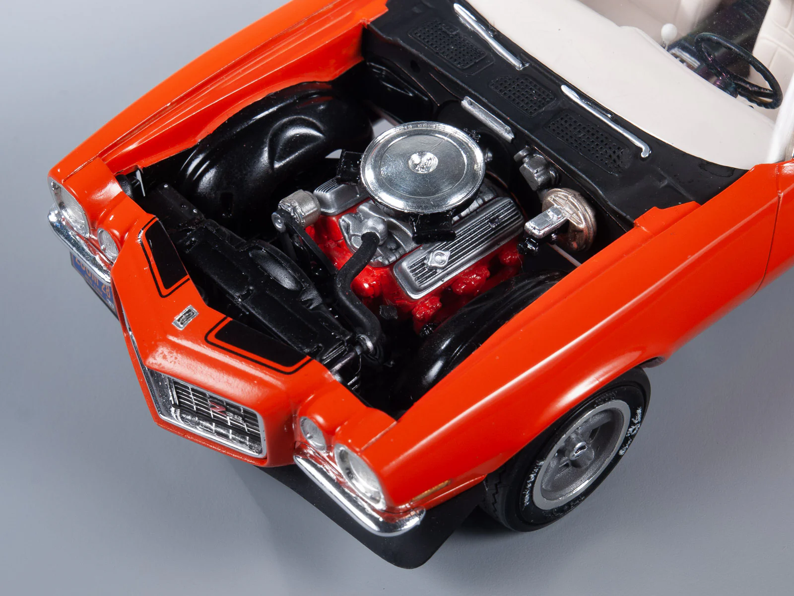 AMT 1970 1/2 Chevy Camaro Z-28 1:25 Scale Model Kit - Image 4