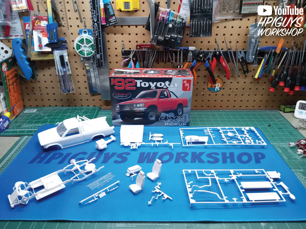 AMT 1992 Toyota 4x4 Pickup 1:20 Scale Model Kit - Image 4