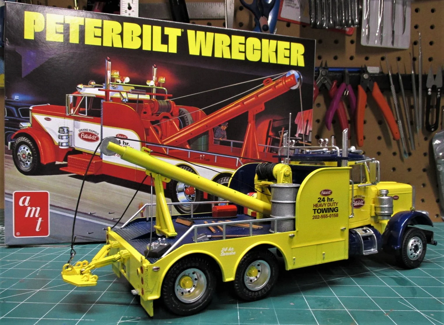 AMT Peterbilt 359 Wrecker 1:25 Scale Model Kit - Image 5