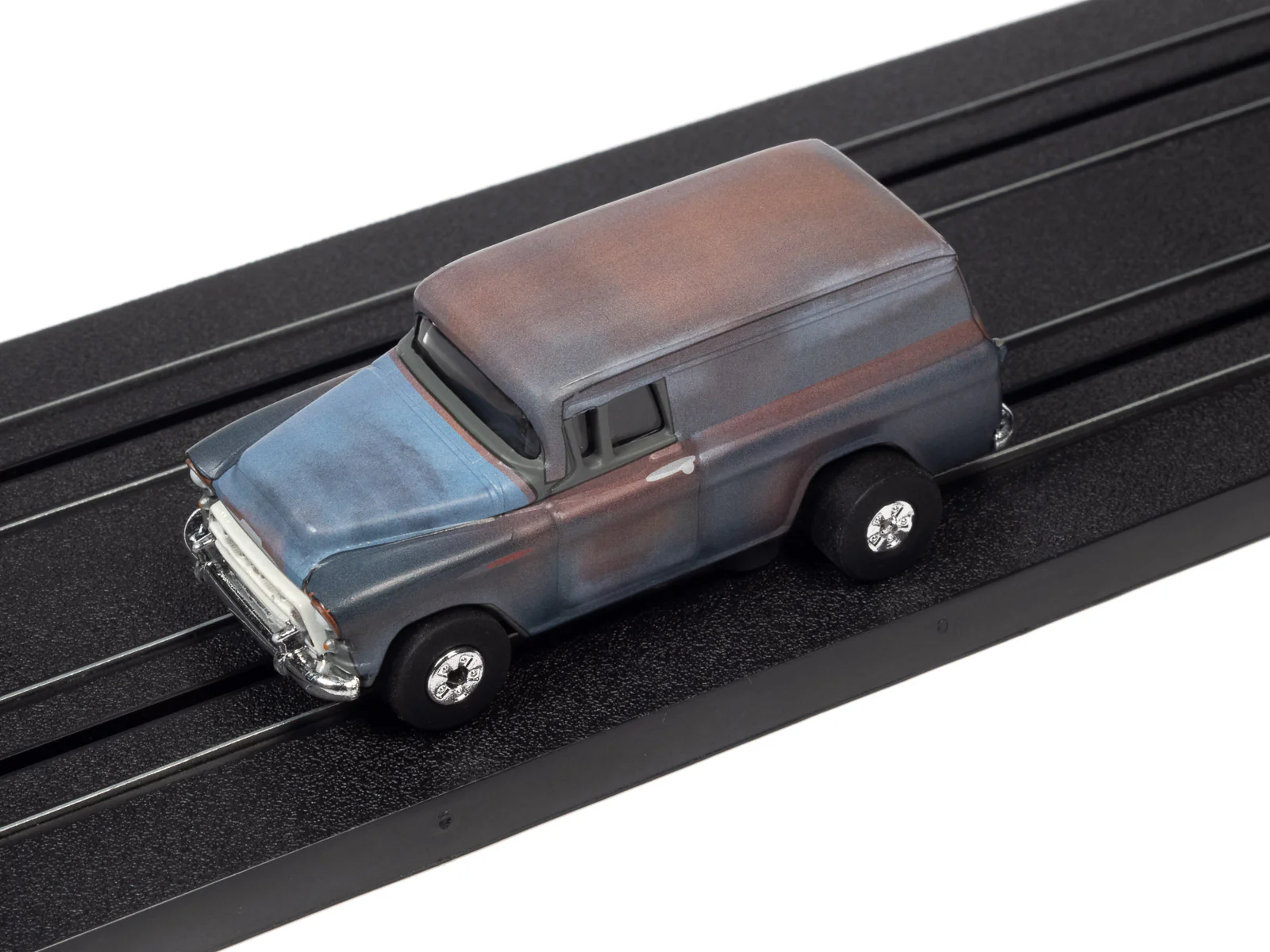Auto World Thunderjet 1957 Chevrolet Suburban (Rusted) HO Scale Slot Car - Image 4