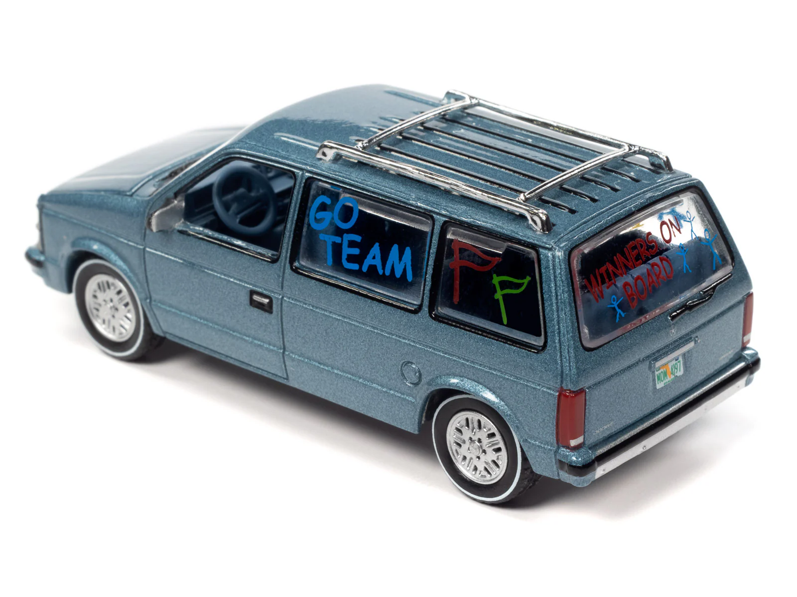 Auto World Worlds Best Mom 1984 Dodge Caravan w/Base & Trading Card (Silver/Blue) 1:64 Scale Diecast - Image 4