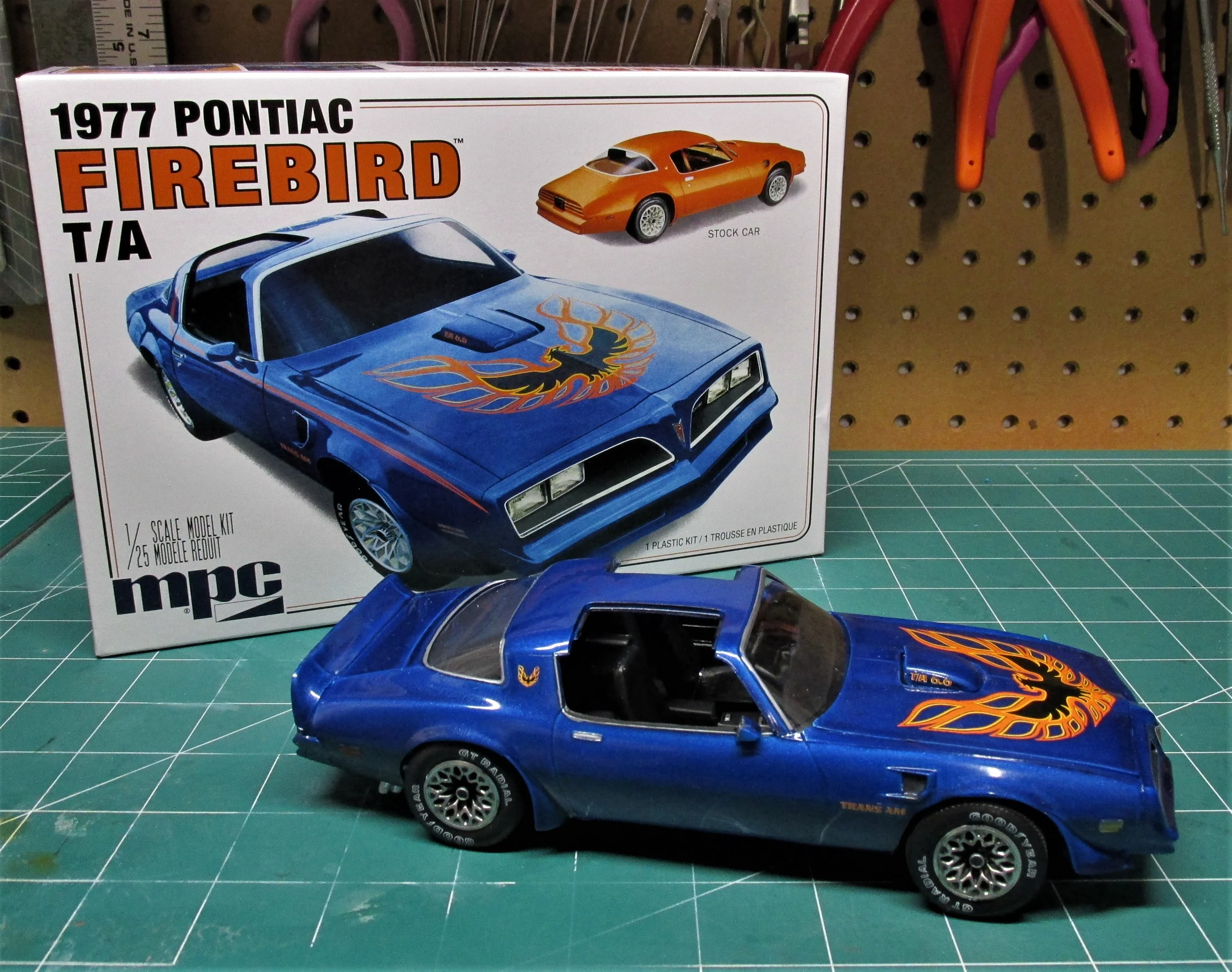 MPC 1977 Pontiac Firebird T-A 1:25 Scale Model Kit - Image 3