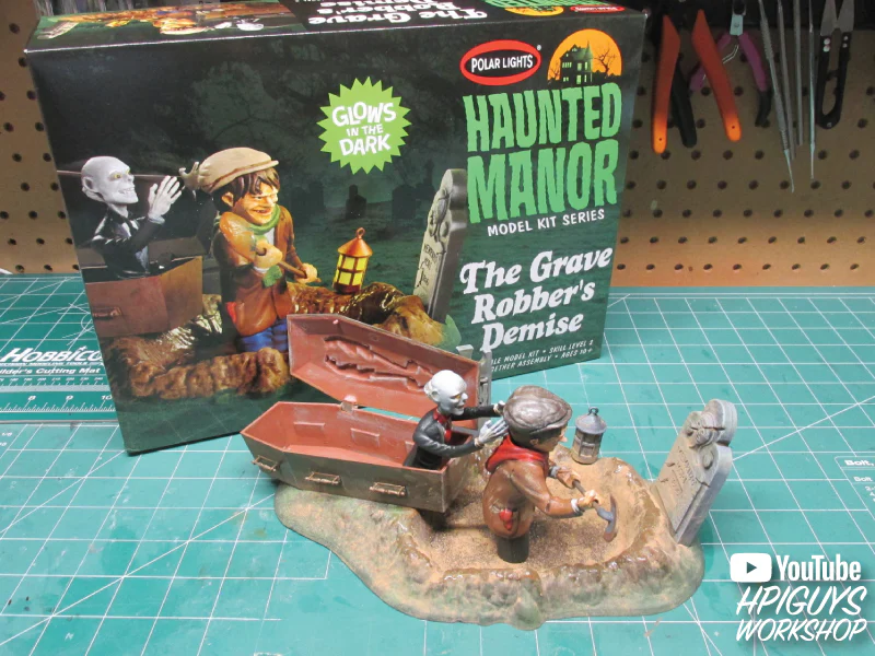 Polar Lights Haunted Manor: The Grave Robber's Demise 1:12 Scale Model Kit - Image 4