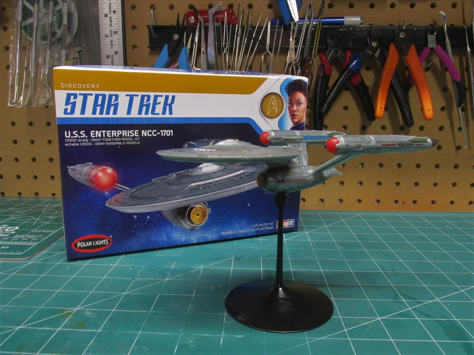 Polar Lights Star Trek Discovery USS Enterprise 1:2500 Scale SNAP Kit - Image 4