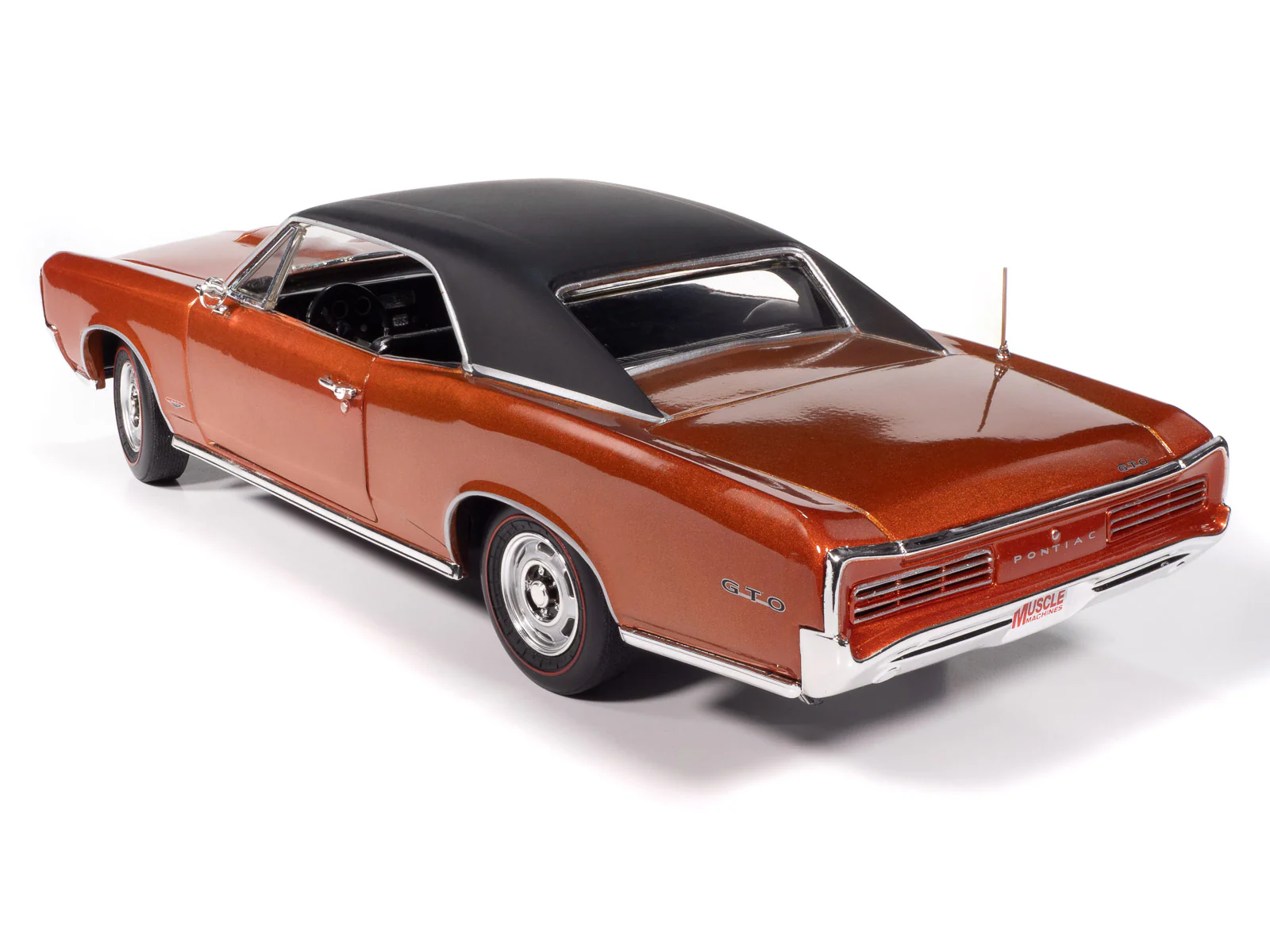 American Muscle 1966 Pontiac GTO Hardtop Hemmings Muscle Machines 1:18 Scale Diecast - Image 4