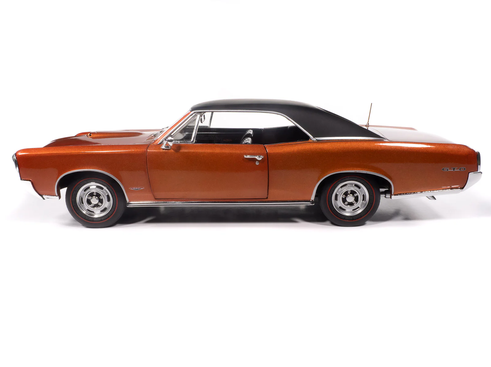 American Muscle 1966 Pontiac GTO Hardtop Hemmings Muscle Machines 1:18 Scale Diecast - Image 6
