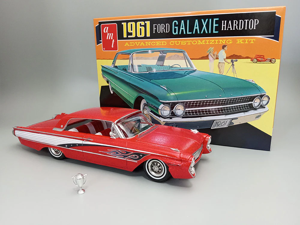 AMT 1961 Ford Galaxie Hardtop 1:25 Scale Model Kit - Image 4