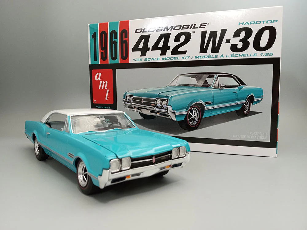 AMT 1966 Olds 442 Hardtop 1:25 Scale Model Kit - Image 4