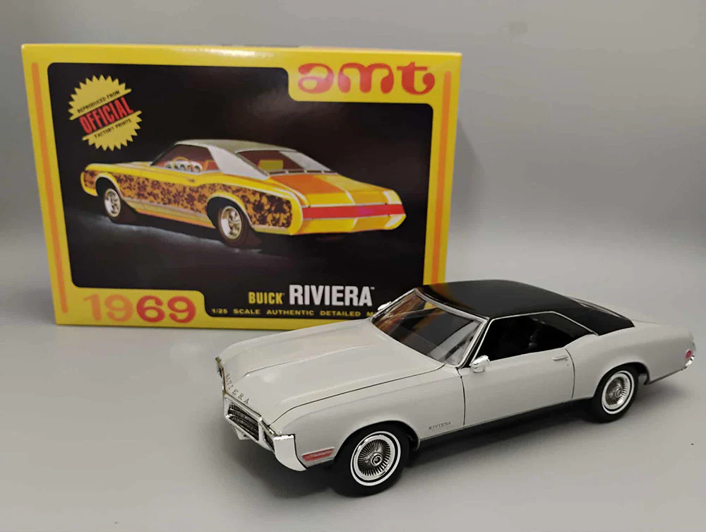 AMT 1969 Buick Riviera 1:25 Scale Model Kit - Image 2