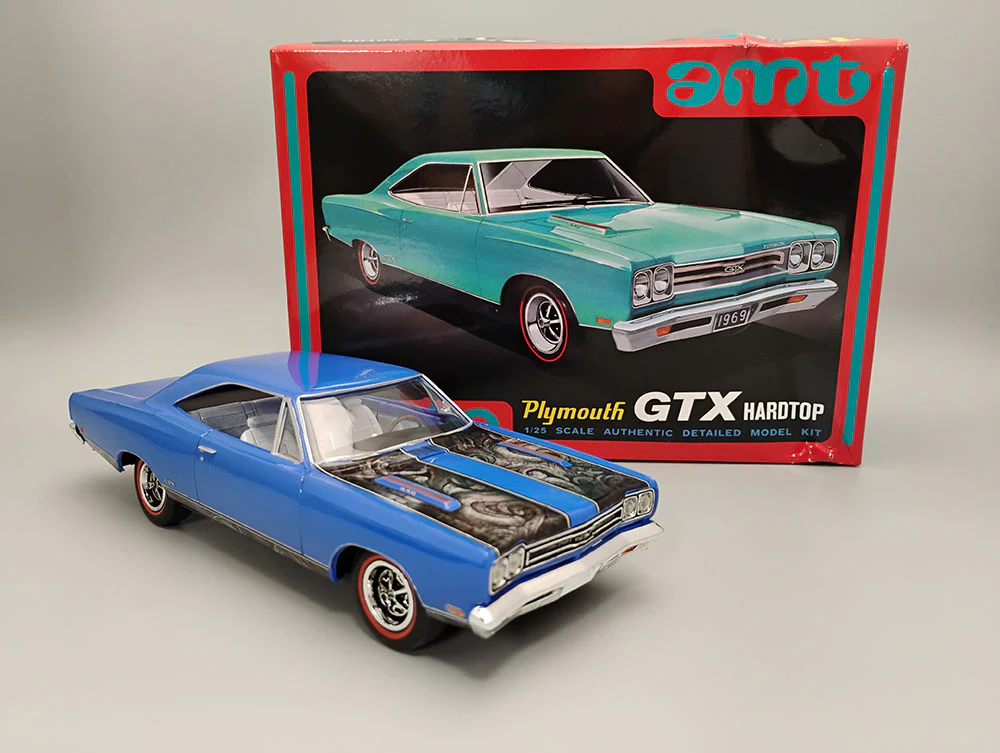 AMT 1969 Plymouth GTX Hardtop 1:25 Scale Model Kit - Image 2