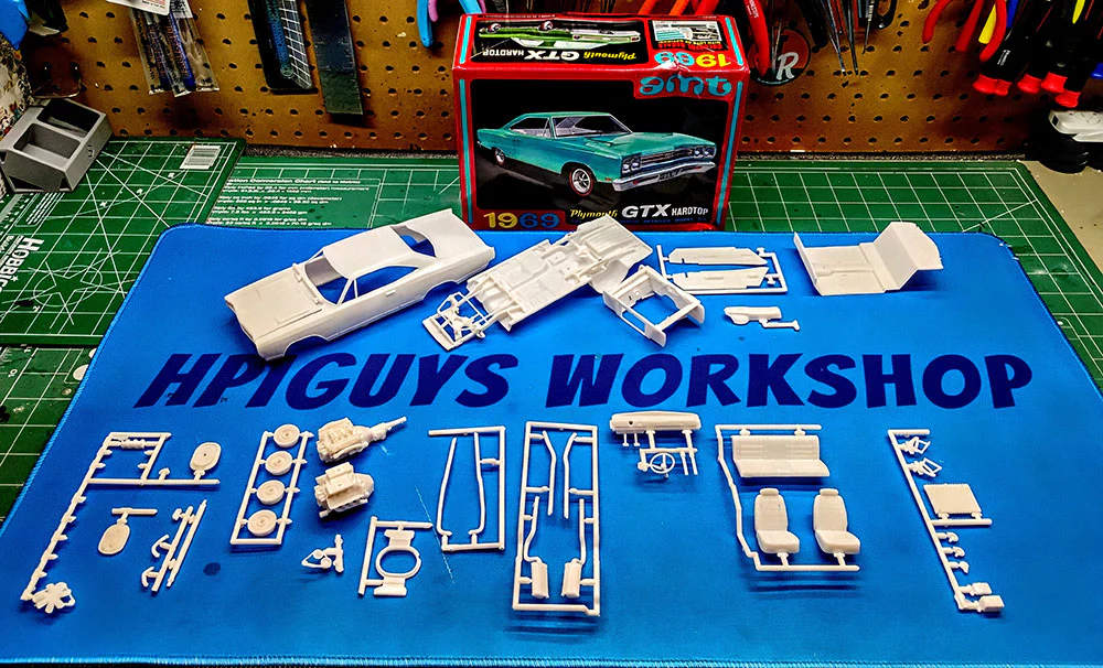 AMT 1969 Plymouth GTX Hardtop 1:25 Scale Model Kit - Image 3