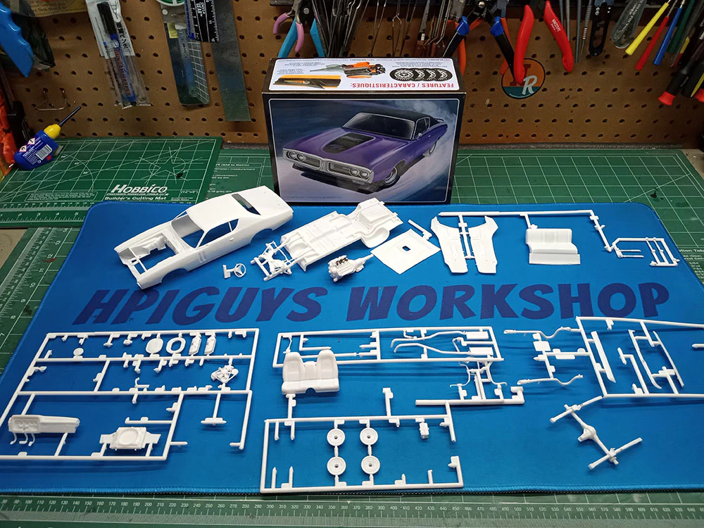 AMT 1971 Dodge Hemi Charger R/T 1:25 Scale Model Kit - Image 5