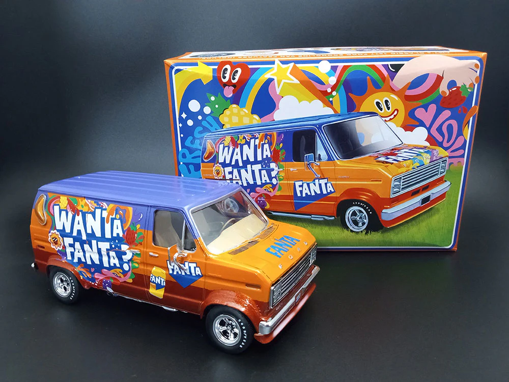 AMT 1977 Ford Custom Van Fanta 1:25 Scale Model Kit - Image 2