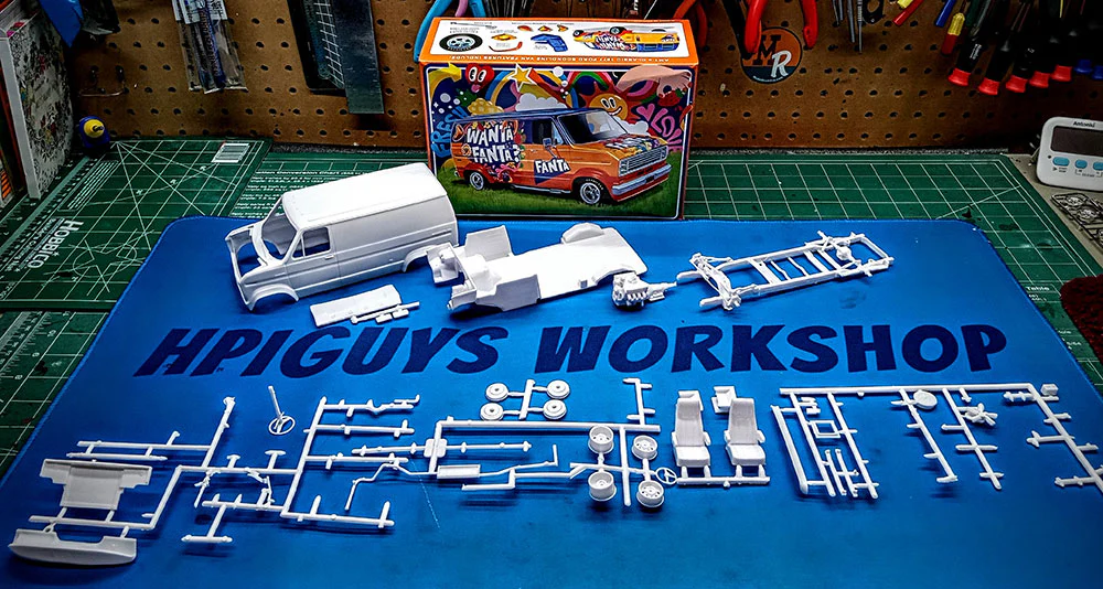 AMT 1977 Ford Custom Van Fanta 1:25 Scale Model Kit - Image 6