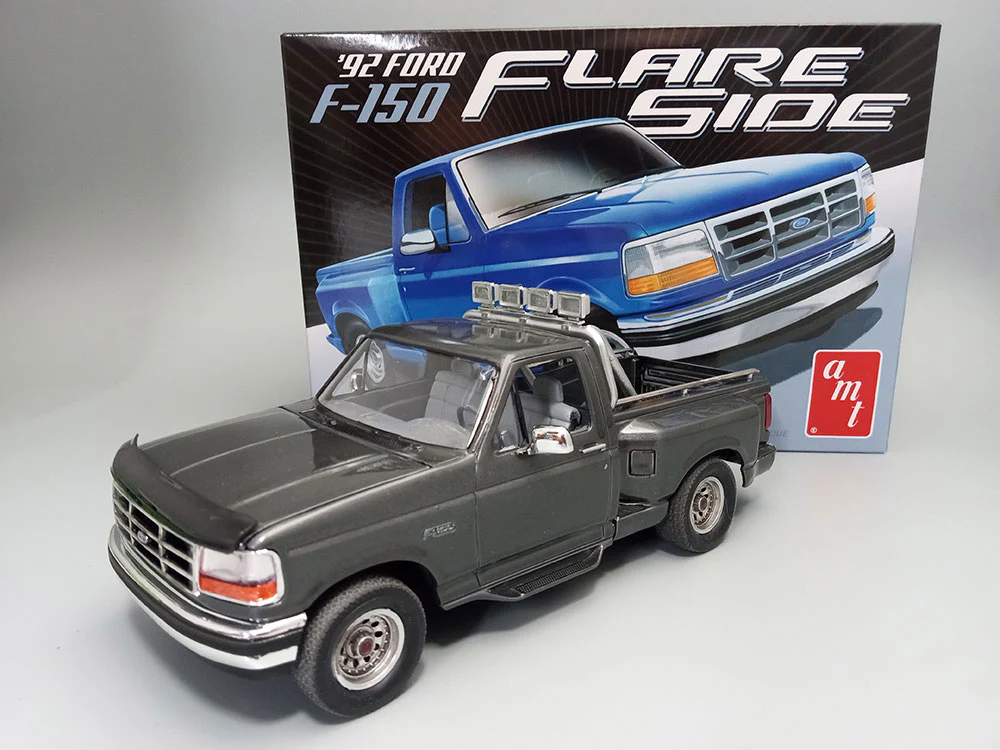 AMT 1992 Ford F-150 Flareside 1:25 Scale Model Kit - Image 2