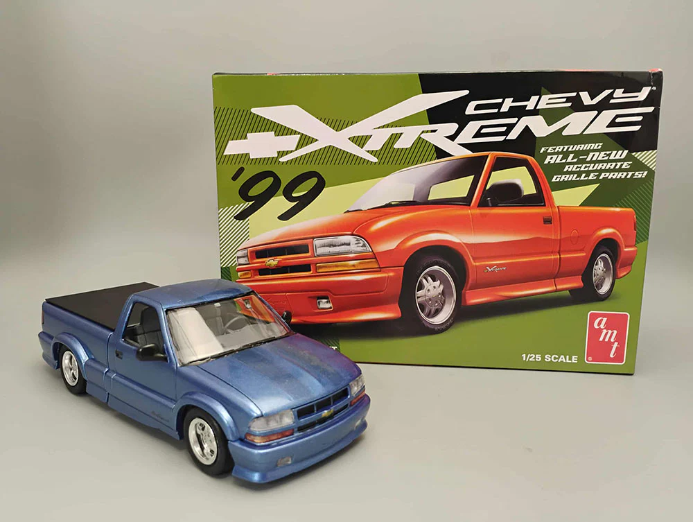 AMT 1999 Chevy S-10 Xtreme Pickup 1:25 Scale Model Kit - Image 2