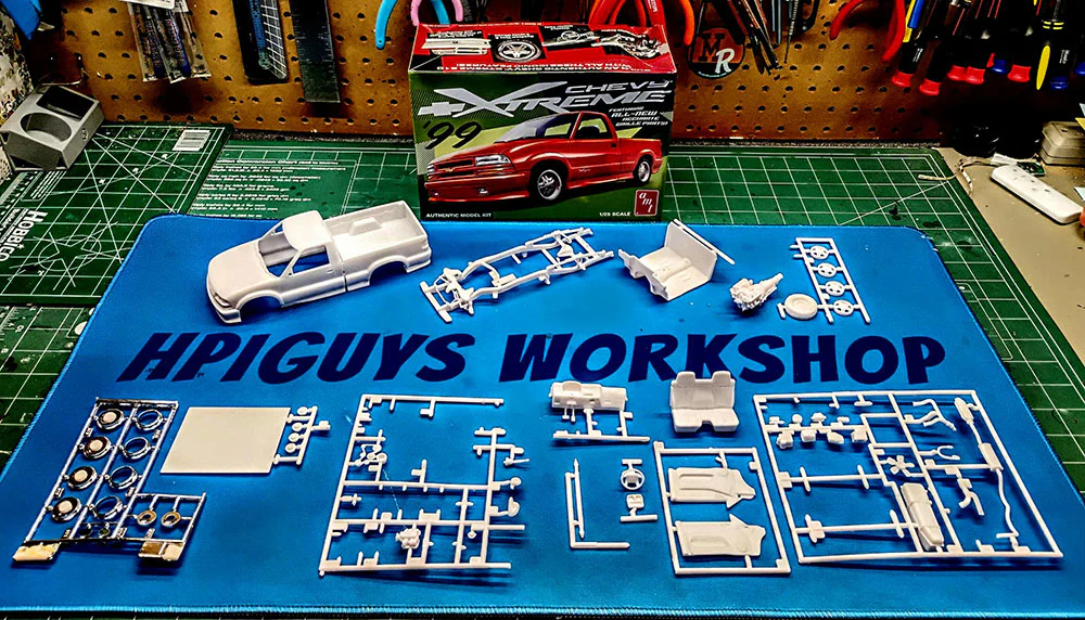 AMT 1999 Chevy S-10 Xtreme Pickup 1:25 Scale Model Kit - Image 5