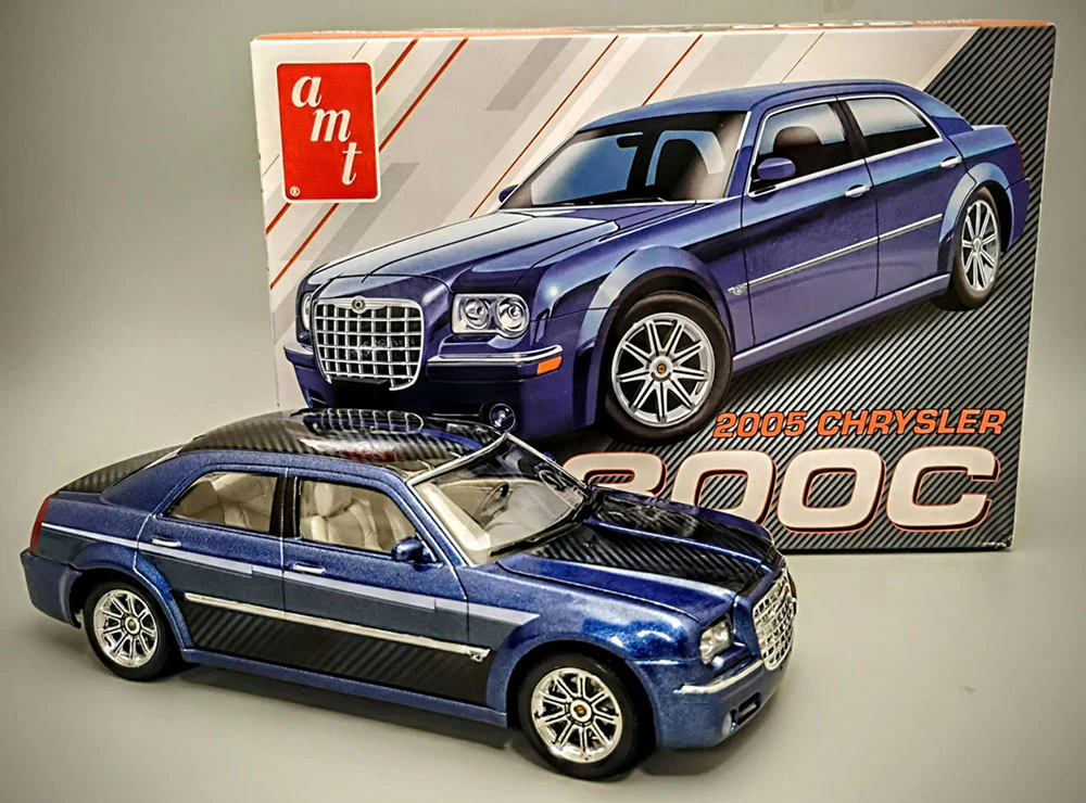 AMT 2005 Chrysler 300C 1:25 Scale Model Kit - Image 2
