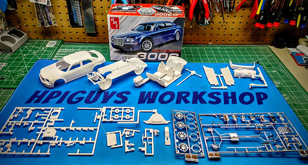 AMT 2005 Chrysler 300C 1:25 Scale Model Kit - Image 5