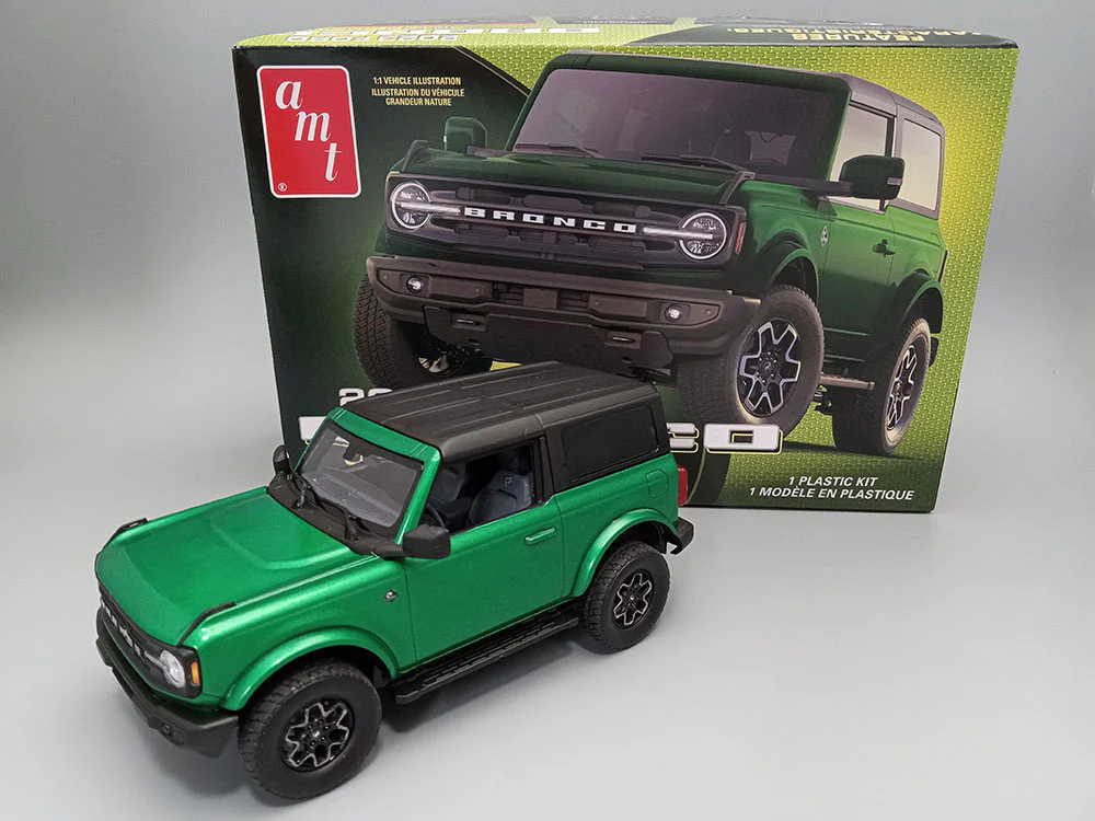 AMT 2023 Ford Bronco Outer Banks 1:25 Scale Model Kit - Image 2