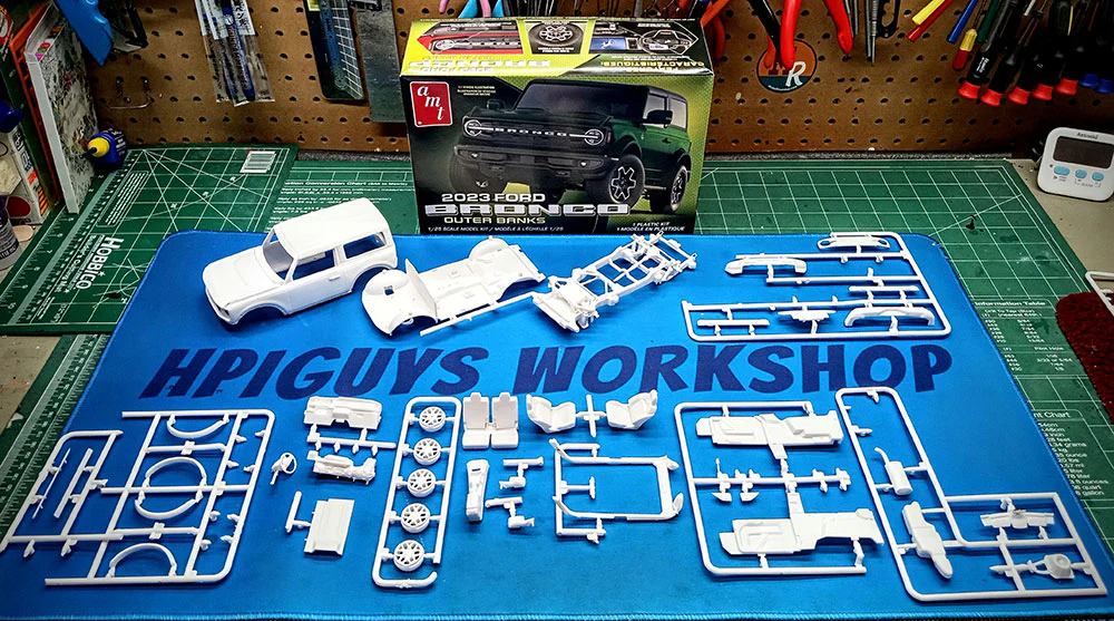 AMT 2023 Ford Bronco Outer Banks 1:25 Scale Model Kit - Image 5