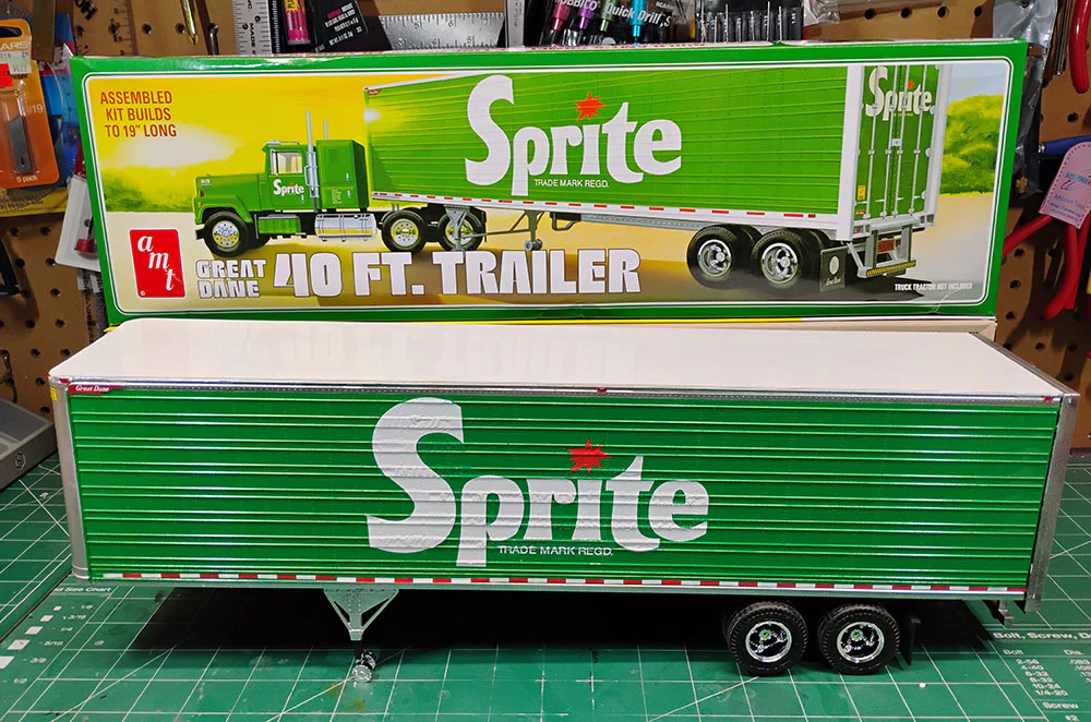 AMT Great Dane Dry Goods Trailer Sprite 1:25 Scale Model Kit - Image 2