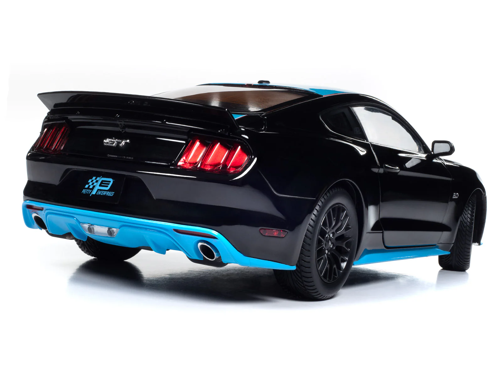 Auto World 2016 Ford Mustang Petty's Garage 1:18 Scale Diecast - Image 6