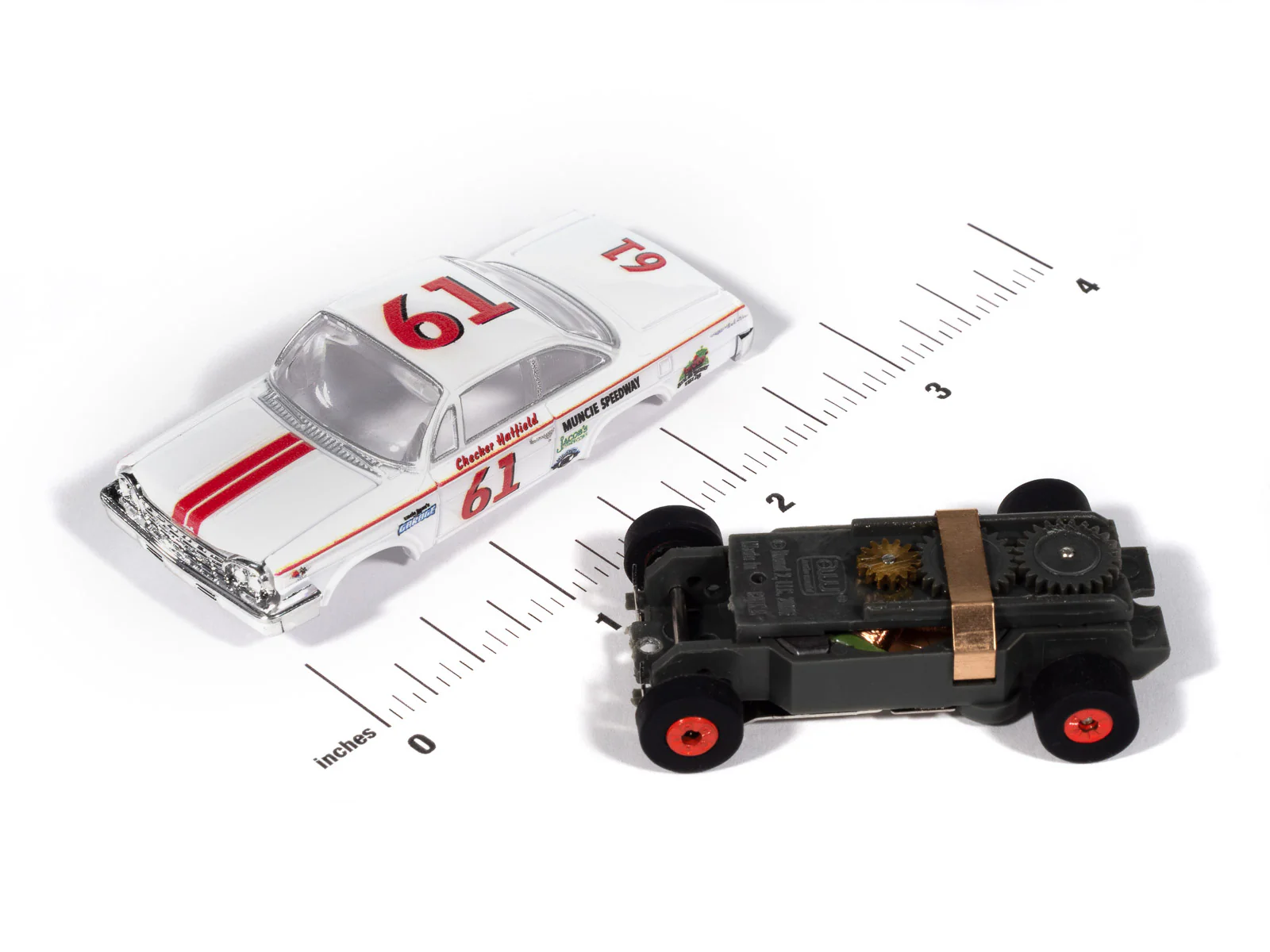 Auto World Thunderjet 1962 Chevrolet Bel Air (White & Red) HO Scale Slot Car - Image 3