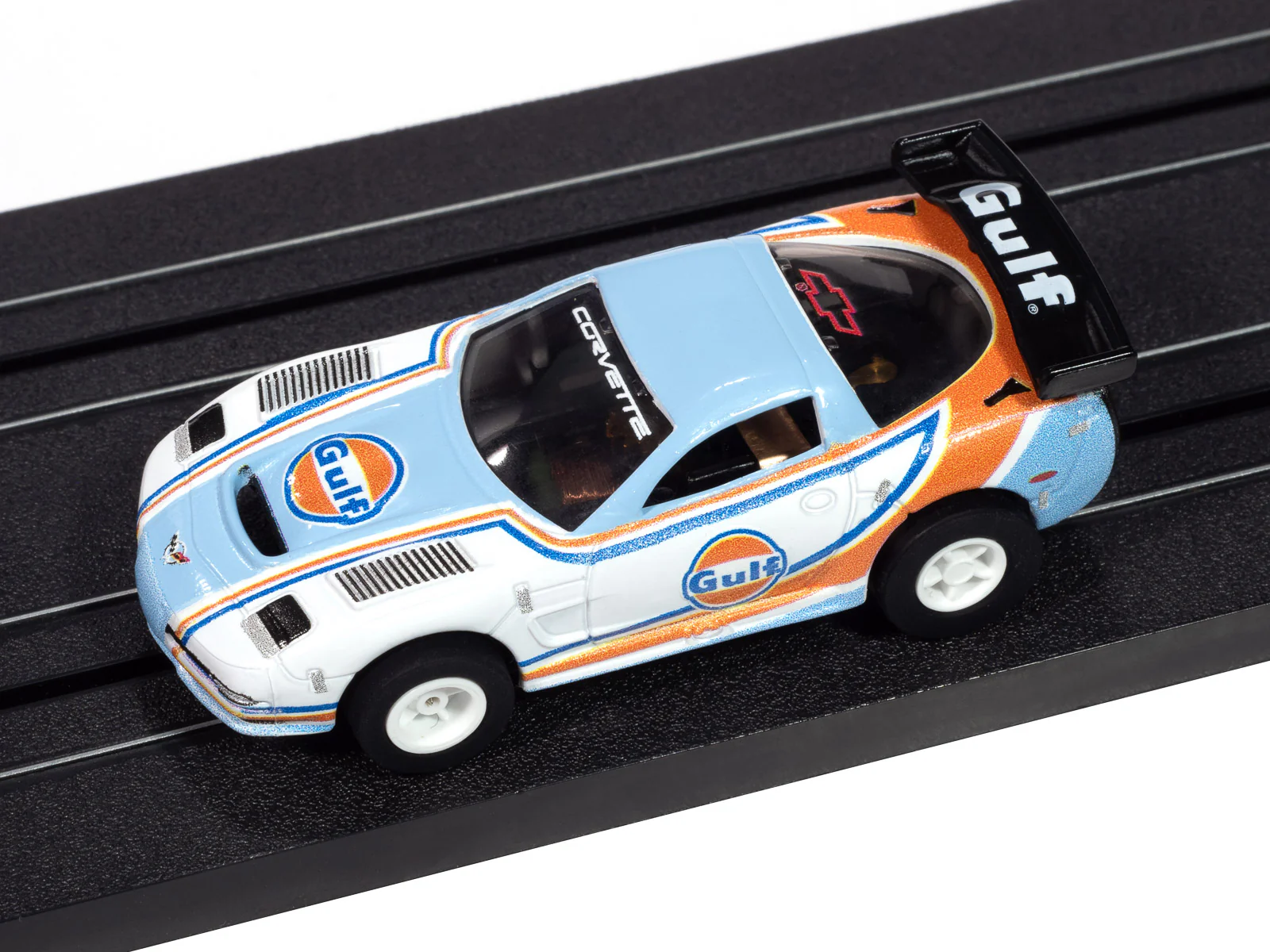 Auto World Xtraction 2004 Chevy Corvette C5R (Gulf White & Blue Gulf livery) HO Scale Slot Car - Image 4