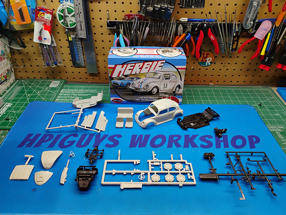 Polar Lights Herbie Volkswagen Beetle 1:25 Scale Snap Kit - Image 3